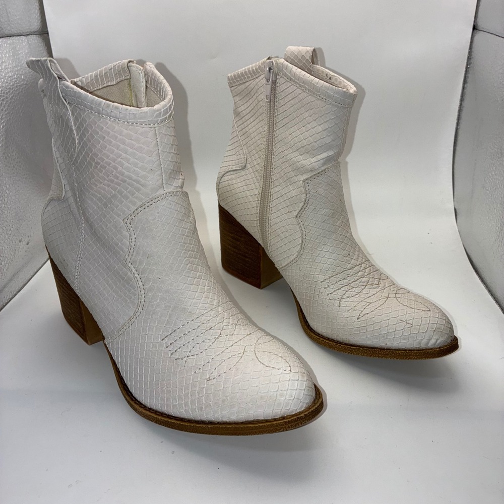 Dirty Laundry White Snakeskin Embossed Western Ankle Boots Pointed Toe Size 5